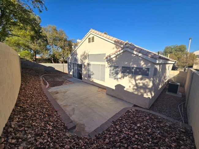 Building Photo - 2417 Bloomington Dr