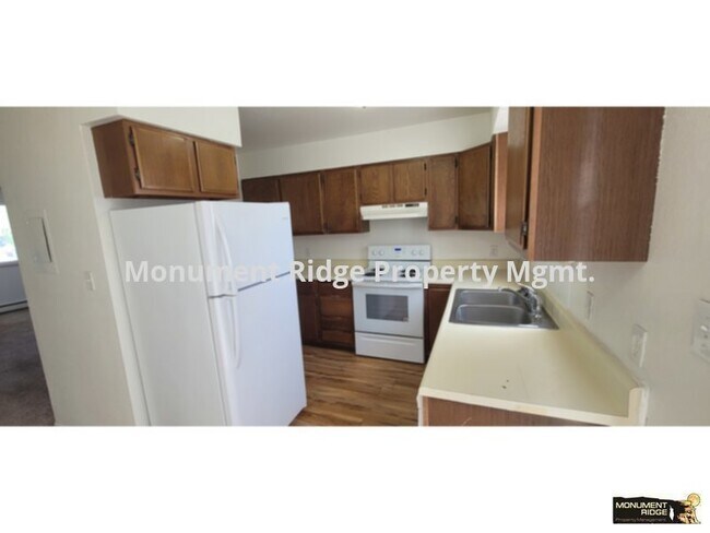 Building Photo - Available Now! Split-level 2 bed 1 bath Cl...