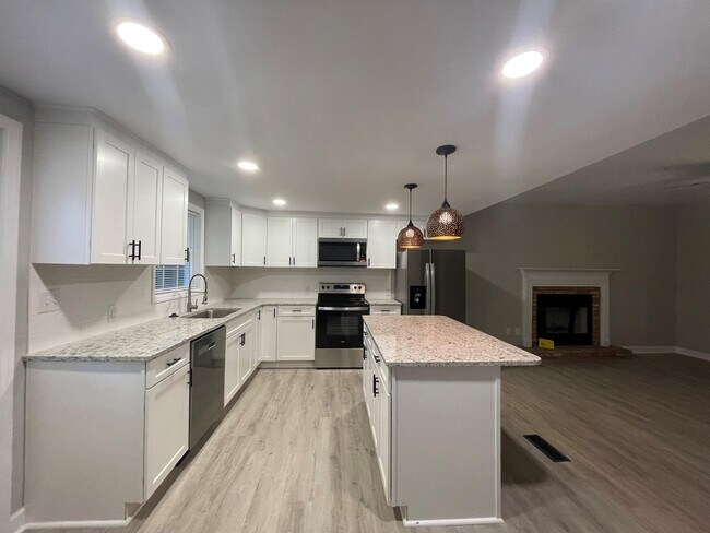 Building Photo - 5656 Racin Dr