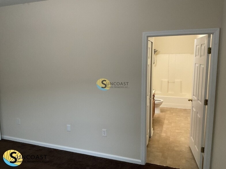 Building Photo - 6985 Ortega Woods Dr