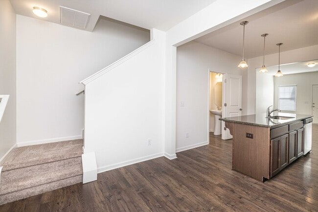 Building Photo - 2BD Townhome minutes from Downtown Pineville & I485