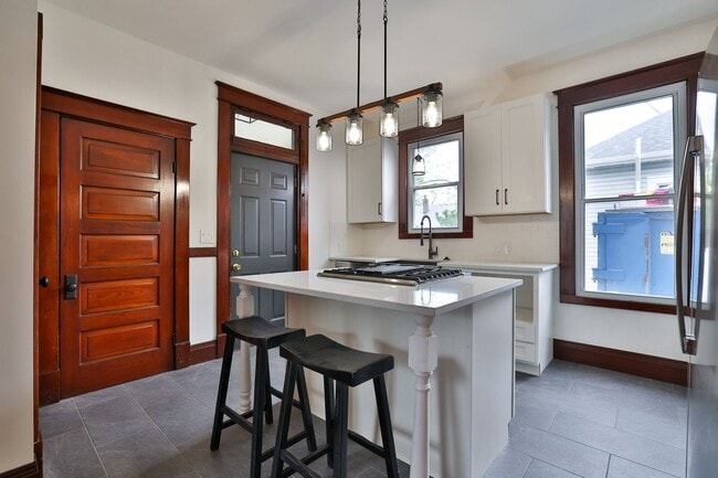 Building Photo - Newly Renovated Single Family Home