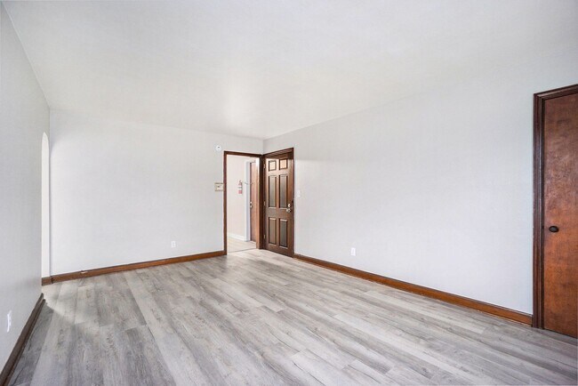 Building Photo - Newly Renovated 1br/1ba Apartment Available! PICTURES COMING SOON!