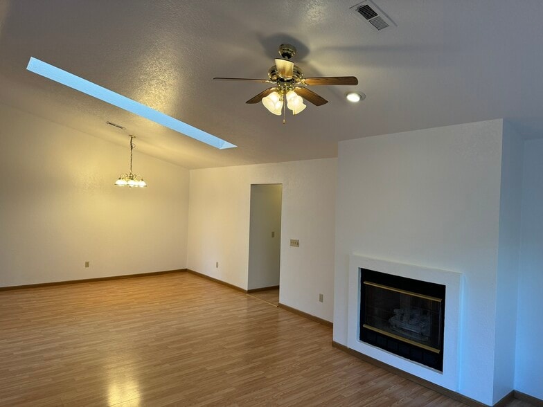 Building Photo - 716 Hilltop Ln