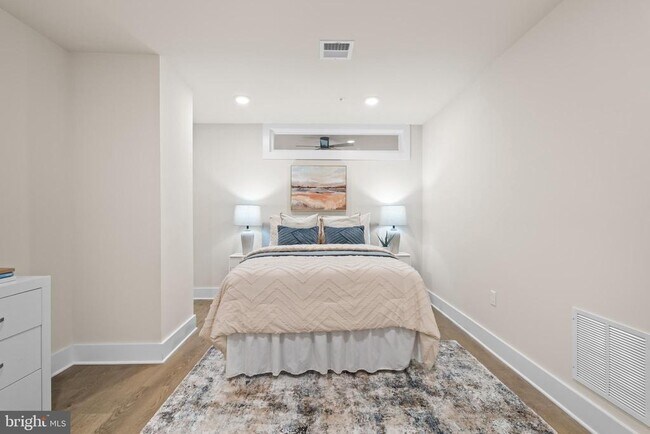 Building Photo - 30 W Broad St