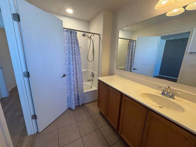 Building Photo - Presidio 3 Bed!