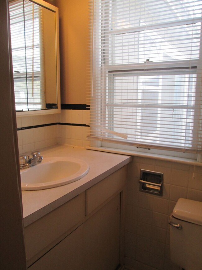 Building Photo - 2BR 2bath home close to downtown Iowa City, available August 1, 2023!
