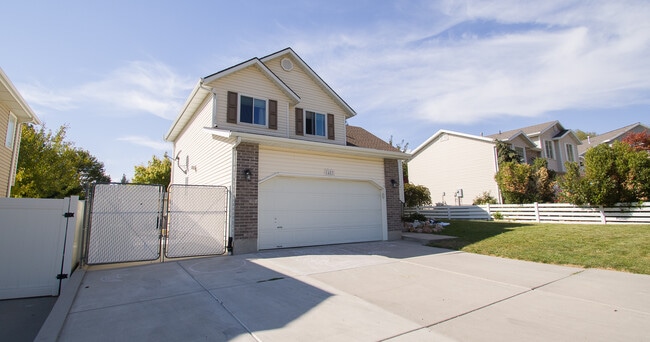 Building Photo - 1487 N Quincy Ave