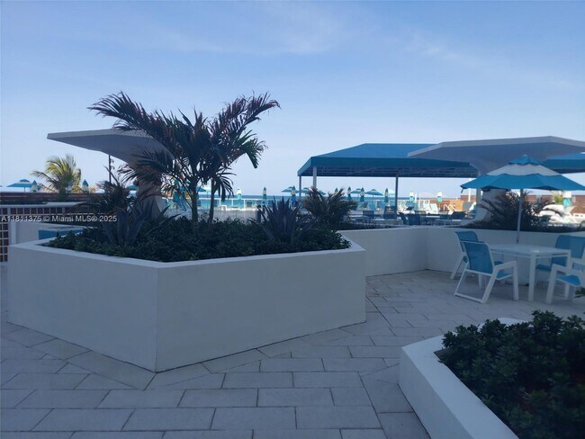 Building Photo - 3140 S Ocean Dr