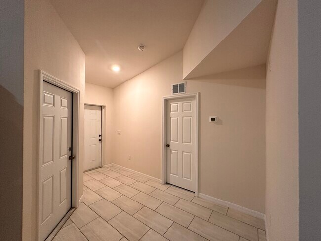 Building Photo - 1451 SE 10th Terrace