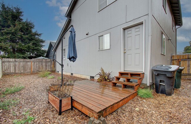 Building Photo - WOODLAND 3 BEDROOM, 3 BATH BEAUTY!