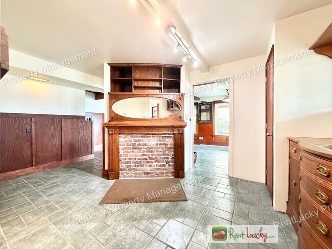 Building Photo - 1612 Markham Ave NE