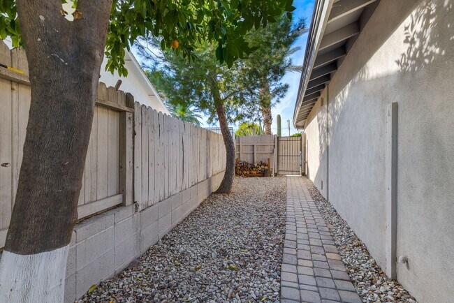 Building Photo - Cute 3 Bedroom 2 Bath In Phoenix!