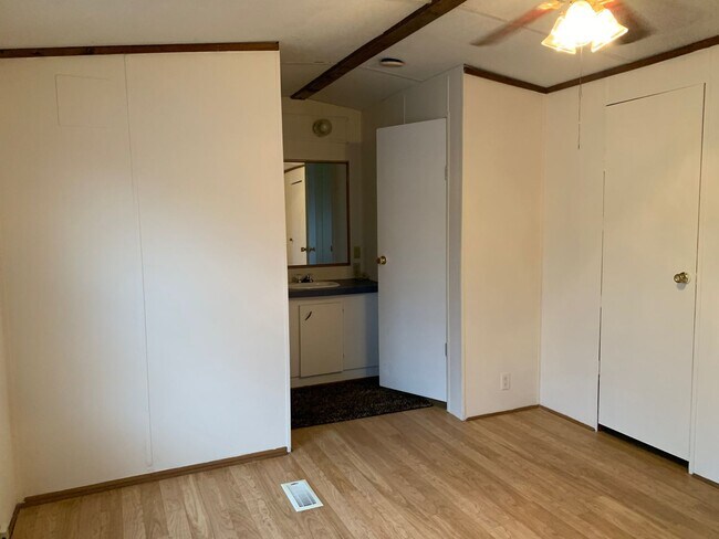 Building Photo - 3 BR, 2 BA Single Wide on Private Lot *Pri...