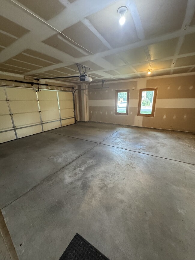 Building Photo - "Spacious 4-Bedroom Sanctuary with 3 Full Baths on Country View Drive, Derby - 3189 Sq Ft of Comf...