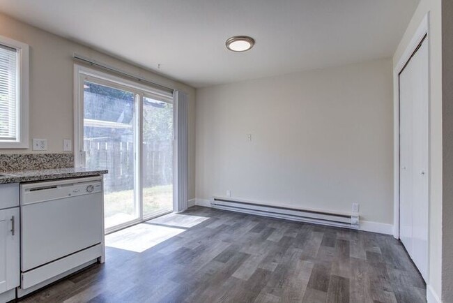 Building Photo - Spacious 3 bedroom 1.5 bath townhome Hillsboro!