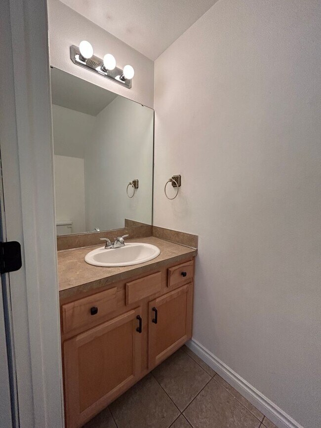 Building Photo - 4 bed, 2.5 ba - Golf Course living in Horn Rapids