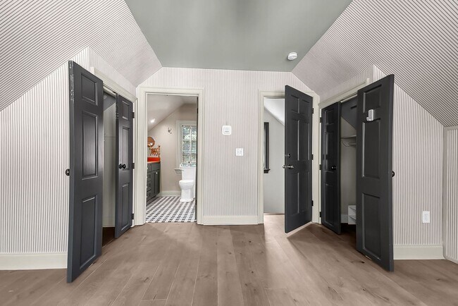 Building Photo - 3 Bedroom 2.5 Bath House in the hip Elliot...