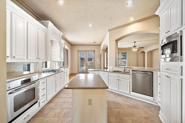 Building Photo - 10015 Cinco Ridge Dr