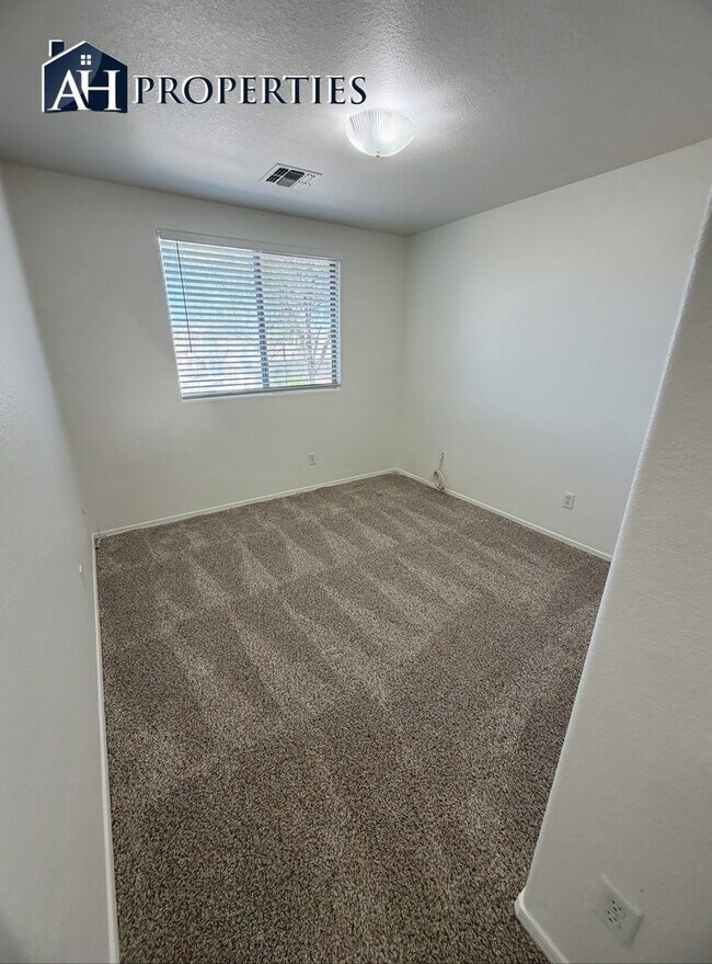 Building Photo - Large backyard Home in Surprise