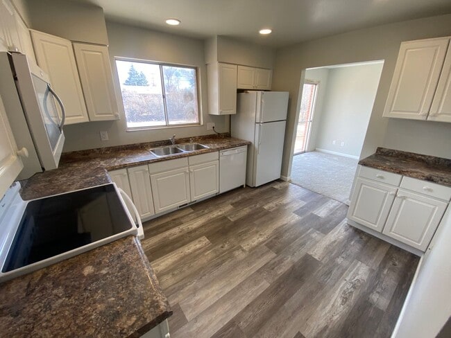 Building Photo - Updated Ranch Style Home