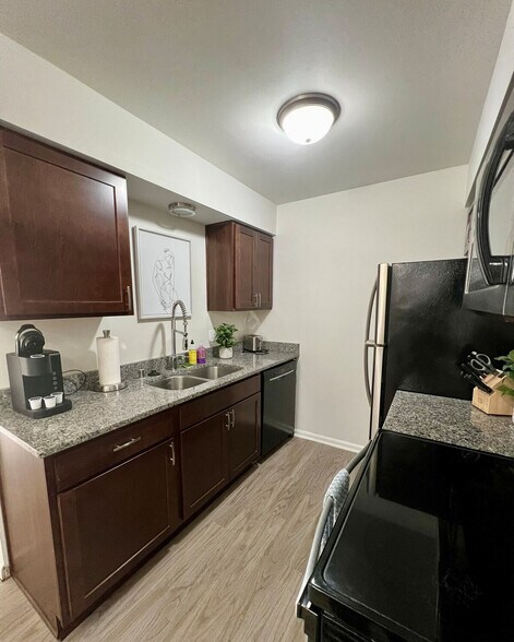 Building Photo - 517 E Division St