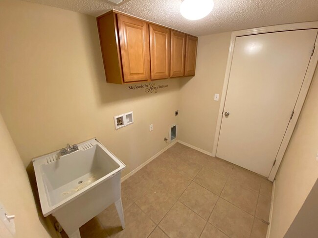 Building Photo - East El Paso 4bed3bath Refrig A/C with out...