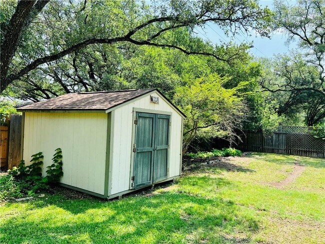 Building Photo - 4004 Hyridge Dr