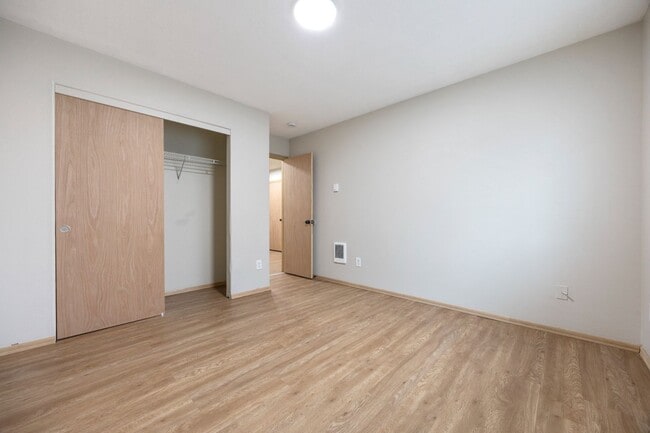 Building Photo - 5Bed/2.5 Bath home available in SE Portland