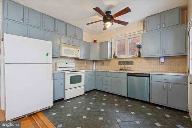 Building Photo - 3227 Fuller St