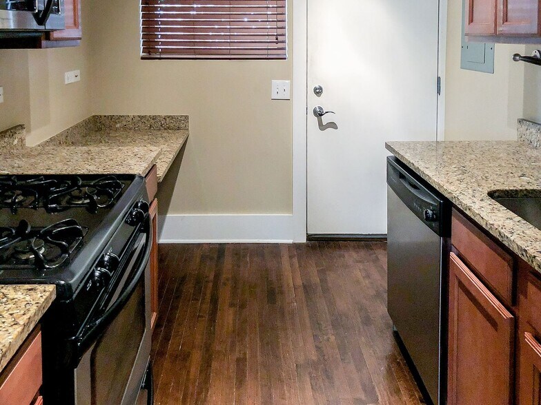 Building Photo - 1847 W Cornelia Ave