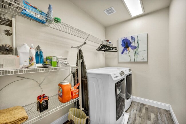 Building Photo - FULLY FURNISHED home with all utilities included and flexible lease options available.