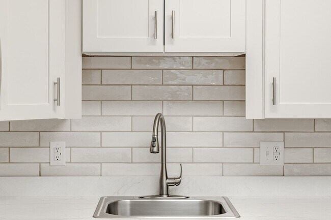Building Photo - One Bedroom Prestige Style Apartment on th...
