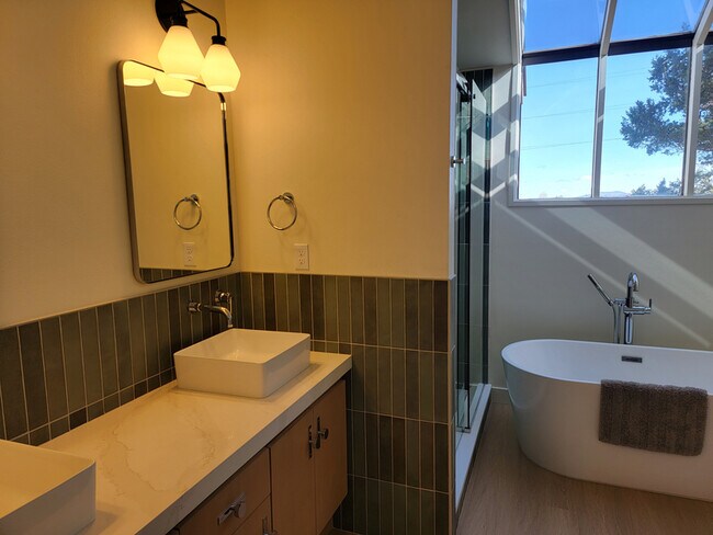 Building Photo - 6901 Robin Ct