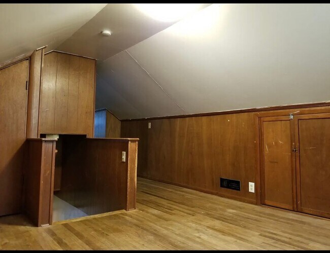 Building Photo - 4BR 2BA - Walk to campus!  Available Augus...