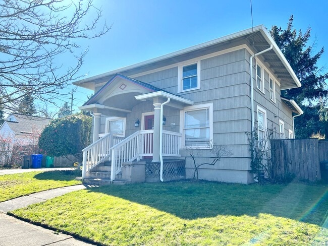 Building Photo - Portsmouth Neighborhood 3 story Home with Laminate H/W Floors, Fenced Backyard