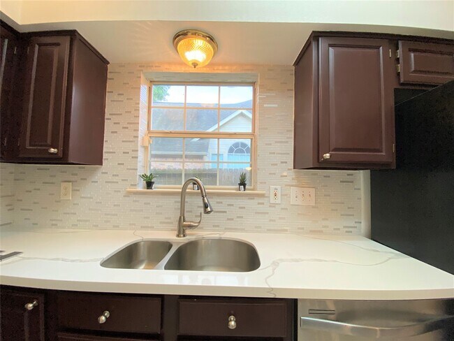 Building Photo - 6918 Springcrest Ct