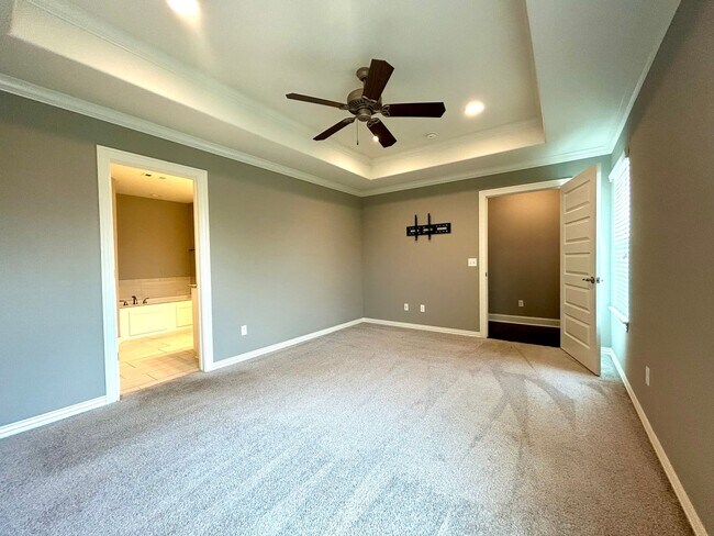 Building Photo - Gorgeous Home with Vaulted Ceilings and La...