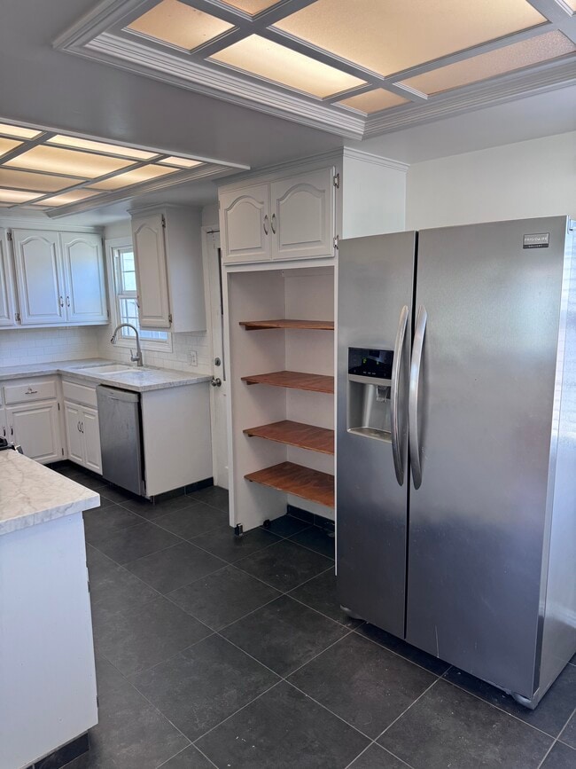 Fridge and pantry - 5845 Sunfield Ave