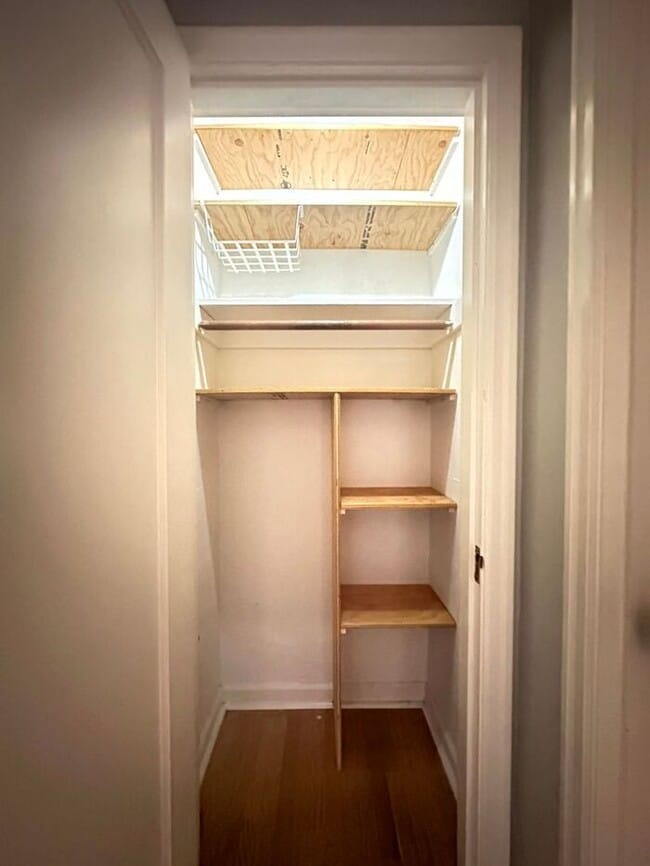 Building Photo - Charming Fully Furnished Bungalow Rental with Modern Amenities in Roseway!