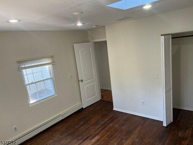 Building Photo - 156 E Linden Ave