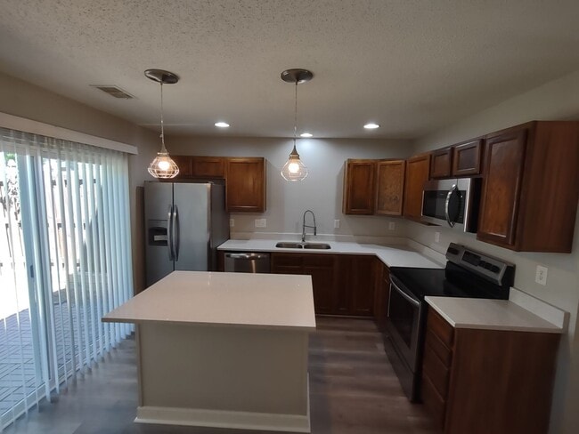 Building Photo - Beautiful Townhome in University Heights C...