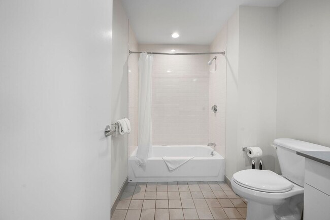 Building Photo - 601 Albany St