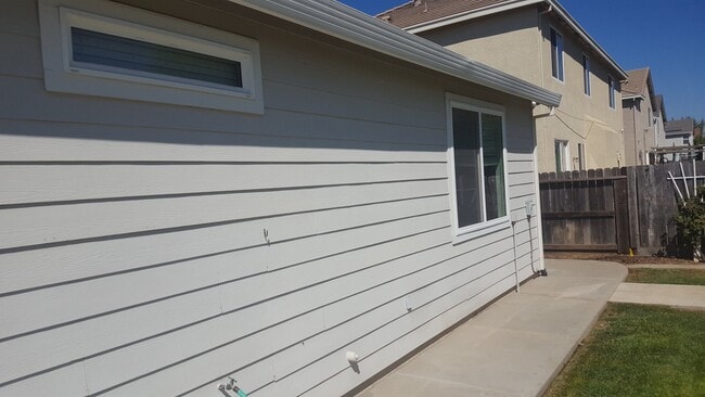 Building Photo - 4 Bedroom Home