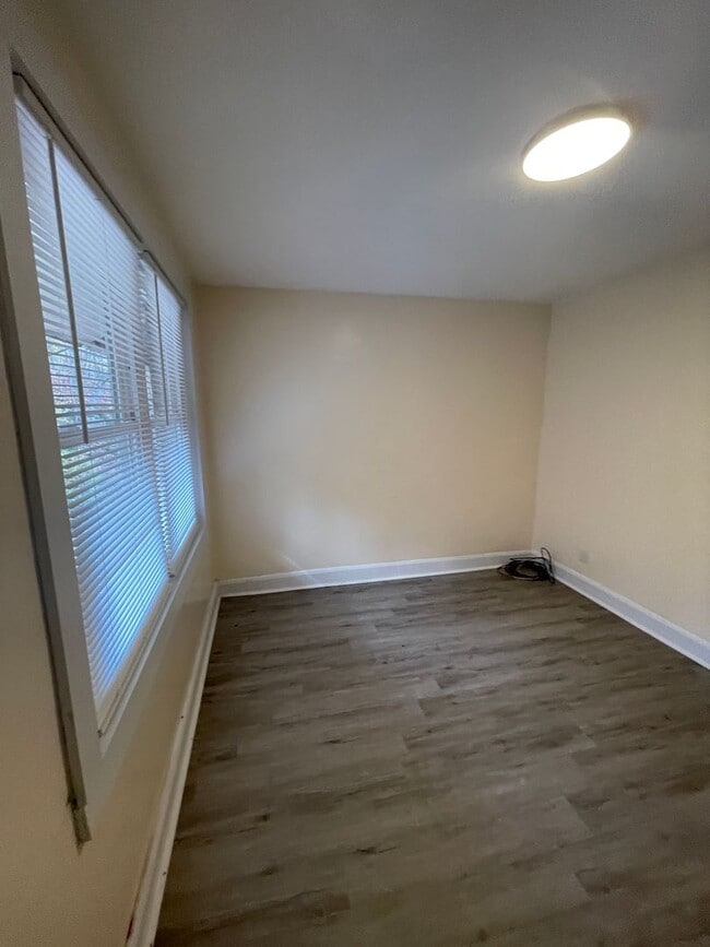 Building Photo - 825 N 6th St