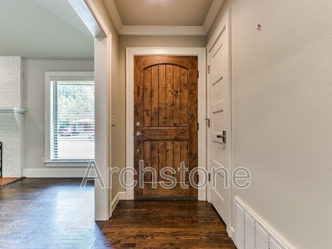 Building Photo - 9631 Stratford Dr