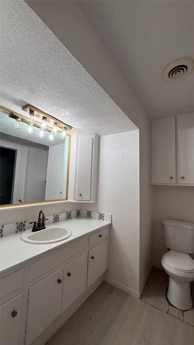 Building Photo - 2744 Briarhurst Dr