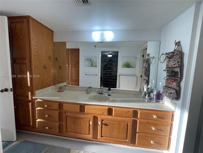 Building Photo - 5047 N Hwy A1A