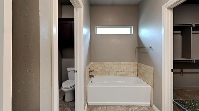Building Photo - 16008 Mendoza Dr