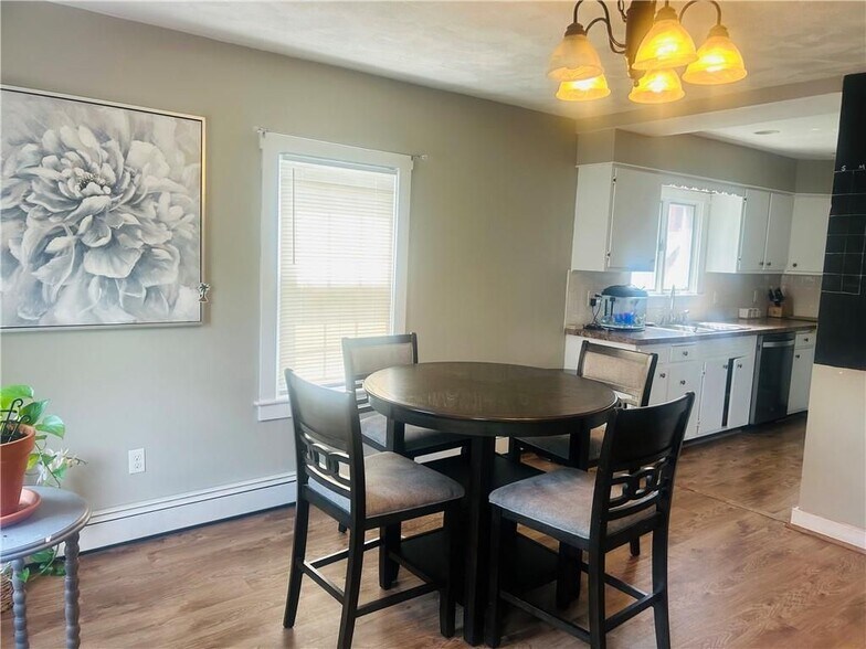 Building Photo - 858 Lower River Rd